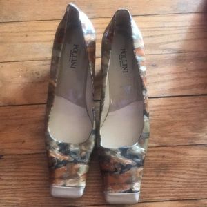 Lovely Pollini gold swirl square toe pumps